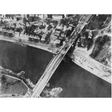 Arnhem - RAF luchtfoto Rijnbrug 19 september 1944