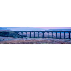 Landschap met spoorwegviaduct - panoramische fotoprint